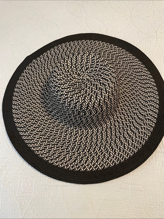 Accessories - Black & white woven sun hat. Elegant and casual